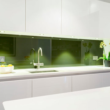 Green kitchen splashback