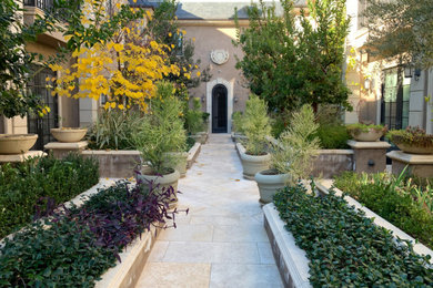 Diseño de patio grande sin cubierta en patio con jardín de macetas y adoquines de piedra natural