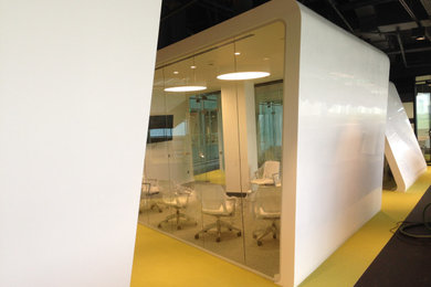 Стильный дизайн: большой кабинет в стиле модернизм с белыми стенами - последний тренд