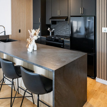 Modern Matte Black Kitchen with Warm Wood Accents – Brooklyn, NY