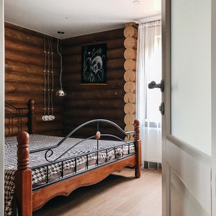 Esempio di una camera degli ospiti boho chic di medie dimensioni con pareti marroni, pavimento in vinile e pavimento marrone