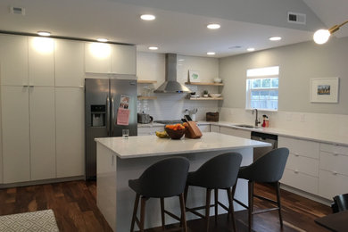Inspiration for a mid-sized modern kitchen remodel in Kansas City