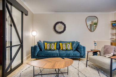 Exemple d'un salon chic de taille moyenne avec un mur beige, parquet clair et un téléviseur indépendant.