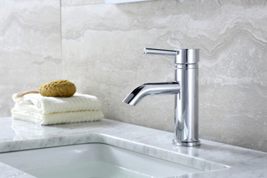 Foto de cuarto de baño actual pequeño con baldosas y/o azulejos de piedra, paredes grises, lavabo bajoencimera, encimera de mármol y encimeras blancas