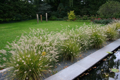 Inspiration for a traditional landscaping in Chicago.