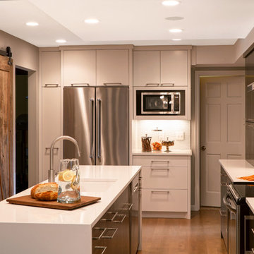 Small Functional Contemporary Kitchen