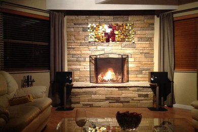 Example of a minimalist living room design in Tampa