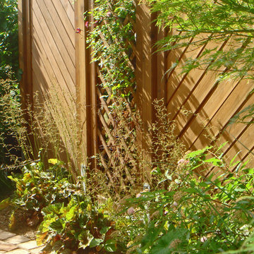 Ein Gartensitzplatz zwischen üppigem Grün