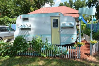 Inspiration for a country home design remodel in Austin