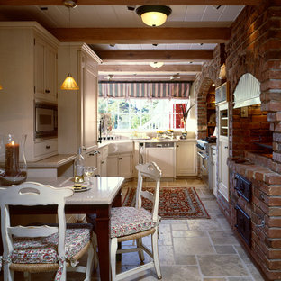 Modelo de cocina en U, clásica, cerrada, con puertas de armario beige y suelo de travertino