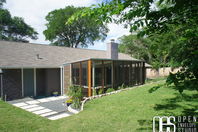 Home design - mid-sized modern home design idea in Austin