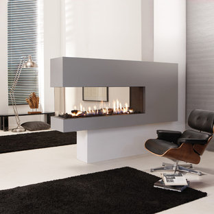 Großes Mid-Century Hauptschlafzimmer mit weißer Wandfarbe, Tunnelkamin, verputzter Kaminumrandung, weißem Boden und Betonboden in Boston