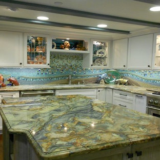 Inspiration pour une arrière-cuisine traditionnelle en L de taille moyenne avec un plan de travail en quartz, une crédence multicolore, une crédence en mosaïque, un électroménager en acier inoxydable et un îlot central.