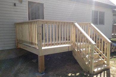 Photo of a small traditional side yard deck in New York.