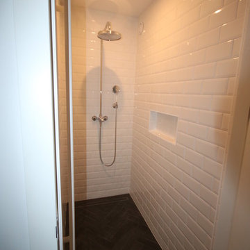 Douche italienne moderne sans portes.