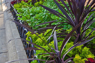 Inspiration for an eclectic landscaping in Chicago.