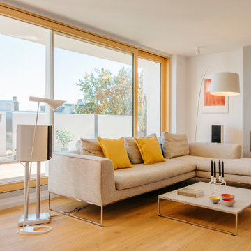 Wohnzimmer mit Blick auf Stadt