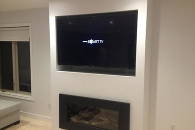 Family room photo in Toronto with white walls