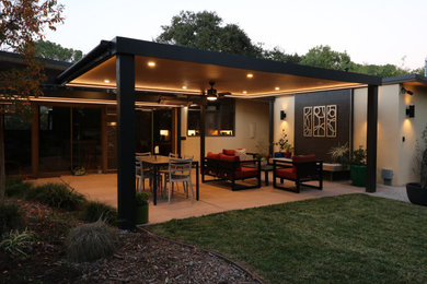 Свежая идея для дизайна: двор в стиле ретро - отличное фото интерьера