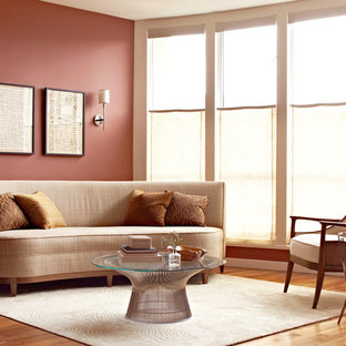 Foto på ett mellanstort funkis separat vardagsrum, med röda väggar, mellanmörkt trägolv och en väggmonterad TV