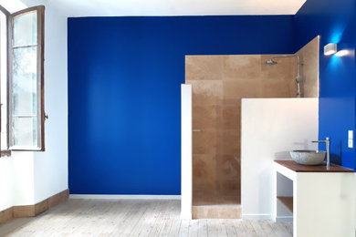 Idées déco pour une salle de bain contemporaine avec une douche ouverte, du carrelage en travertin, un mur bleu, un sol en travertin et aucune cabine.