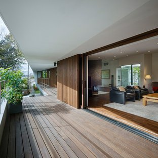 他の地域の大きいモダンスタイルのおしゃれなデッキ (張り出し屋根) の写真