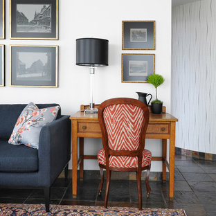 Ispirazione per un piccolo soggiorno classico aperto con pareti bianche, pavimento in ardesia, nessun camino e TV a parete