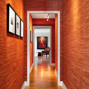 トロントの巨大な片開きドアアジアンスタイルのおしゃれな玄関ドア (赤い壁、淡色無垢フローリング) の写真