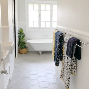 Badezimmer mit integriertem Waschbecken und Wäscheaufbewahrung Ideen