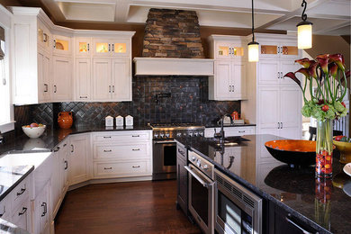 ロサンゼルスにある高級な広いトラディショナルスタイルのおしゃれなキッチン (エプロンフロントシンク、シェーカースタイル扉のキャビネット、白いキャビネット、珪岩カウンター、黒いキッチンパネル、セラミックタイルのキッチンパネル、シルバーの調理設備、濃色無垢フローリング、茶色い床) の写真