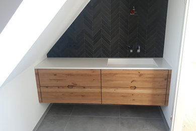 Mittelgroßes Modernes Badezimmer mit braunen Schränken, Edelstahl-Waschbecken/Waschtisch, Einzelwaschbecken und eingebautem Waschtisch in Sonstige