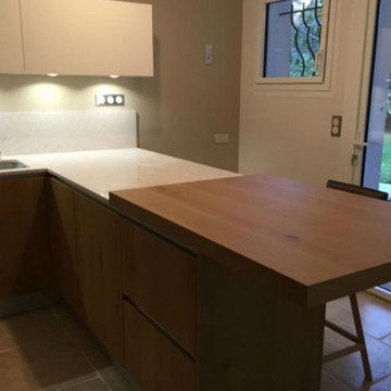 Cuisine avec plan de travail en quartz Silestone blanco river