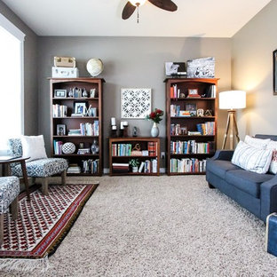Foto di un piccolo soggiorno bohémian aperto con libreria, pareti marroni, moquette, nessun camino, nessuna TV e pavimento beige