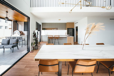 Dining room - contemporary dining room idea in Sydney
