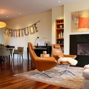 Diseño de salón contemporáneo con paredes amarillas