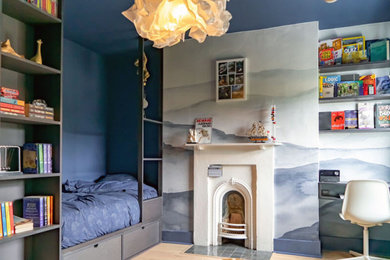 ケントにある北欧スタイルのおしゃれな寝室 (白い壁) のレイアウト