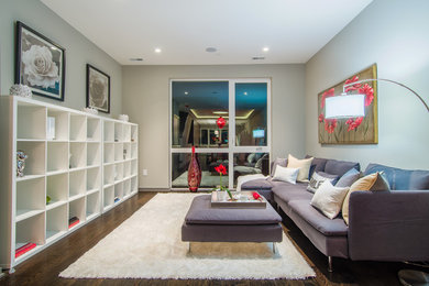 This is an example of a contemporary living room in Baltimore.
