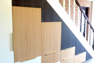 Exemple d'une armoire encastrée tendance.