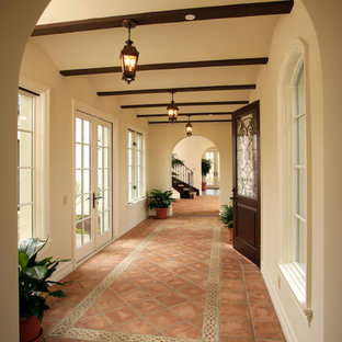 Inspiration för en vintage hall, med beige väggar och klinkergolv i terrakotta