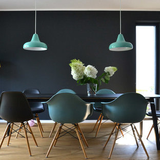 Стильный дизайн: гостиная-столовая среднего размера в стиле ретро с черными стенами и светлым паркетным полом - последний тренд