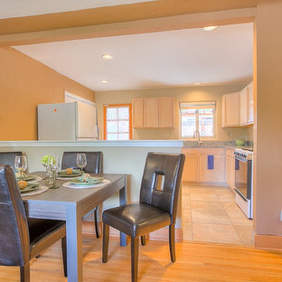 アルバカーキの小さいトランジショナルスタイルのLDKの画像 (茶色い壁、淡色無垢フローリング、暖炉なし)