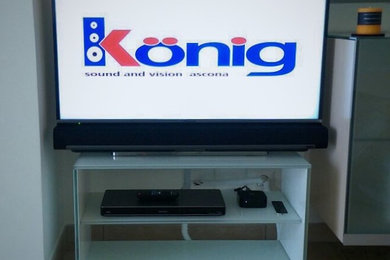 Panasonic 40" LED 4K TV mit modifiziertem Tablestand für Sonos Playbar
