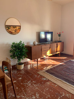 Come posso arredare un soggiorno con pavimento in marmo rosso?