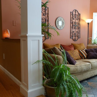 Mittelgroßes, Offenes Mediterranes Wohnzimmer mit rosa Wandfarbe und Keramikboden in New York