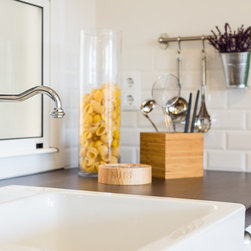 Una cocina abierta, cl&aacute;sica, blanca y luminosa - Kitchen Fixtures