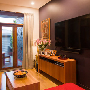 Idee per un piccolo soggiorno minimal con pareti viola, parquet chiaro, TV a parete e pavimento marrone