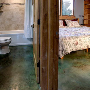 Inspiration för små klassiska hallar, med betonggolv och grå väggar