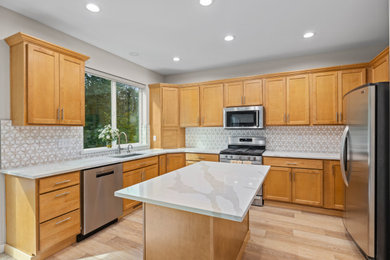 Kitchen - traditional kitchen idea in Seattle