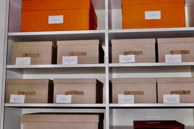 Example of a minimalist closet design in Los Angeles