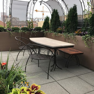 Kleiner, Geometrischer Eklektischer Dachgarten im Sommer mit Kübelpflanzen, direkter Sonneneinstrahlung und Betonplatten in Minneapolis